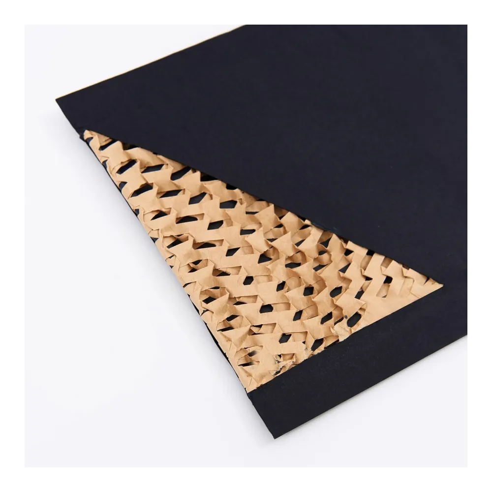 Крафт-конверт с прослойкой из сетчатой бумаги, черный, 180*230+40 мм