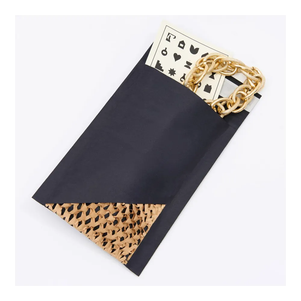 Крафт-конверт с прослойкой из сетчатой бумаги, черный, 120*170+40 мм